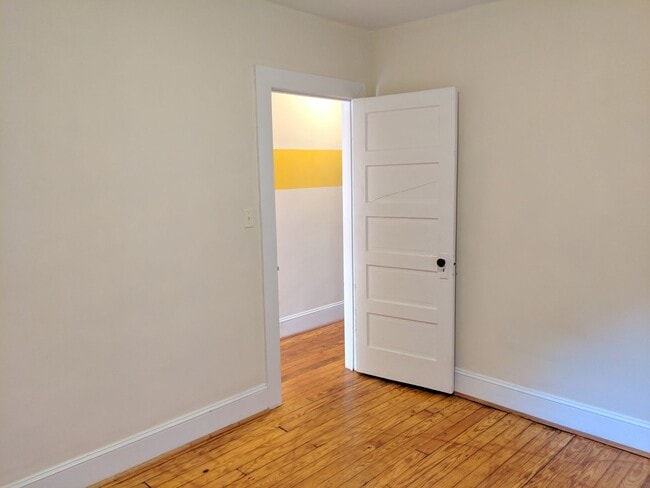 Building Photo - Charming Historic townhouse in downtown Frederick available mid June!