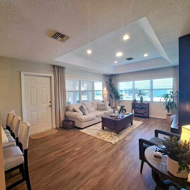 Building Photo - 1747 N Dovetail Dr