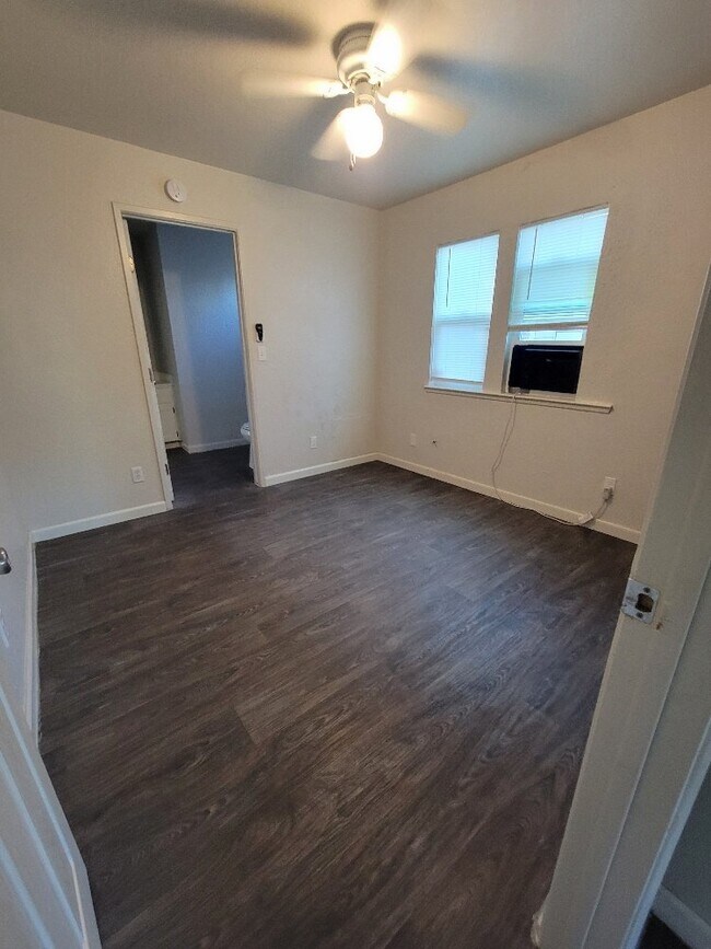 Building Photo - Lovely 3 bedroom 1.5 bath duplex for rent ...