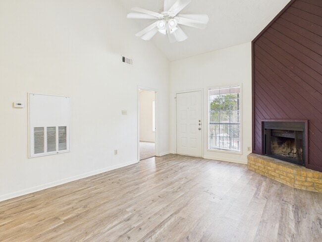 Building Photo - 1802 Woodsman Dr