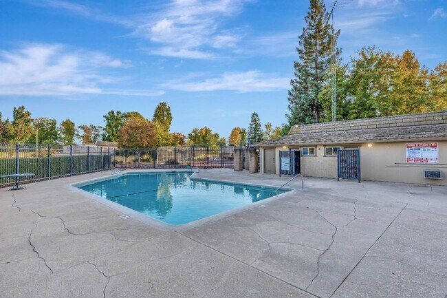 Building Photo - Recently updated spacious 3 bedroom 2.5 bath townhome available soon