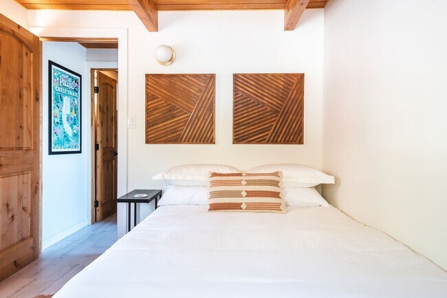 Building Photo - Fully Furnished Modern Mountain Cabin in Wrightwood 2 bedroom 1 bath
