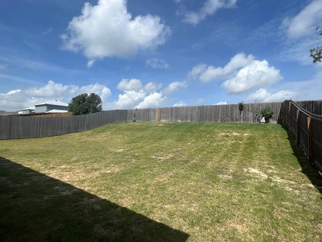 Building Photo - AVAILABLE NOW! (SECTION 8 ACCEPTED)