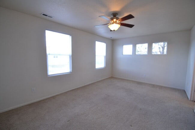 Building Photo - 3 Bedroom Townhome Available Now!