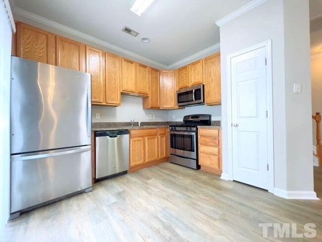 Building Photo - End Unit Townhome for Rent
