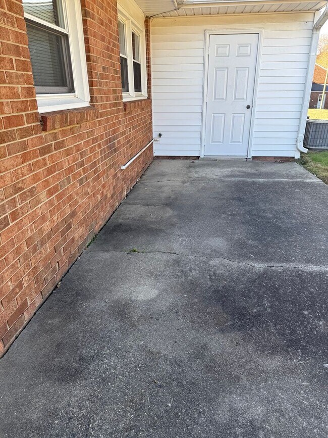 Building Photo - Adorable Duplex with New Flooring! - Lawncare Included!