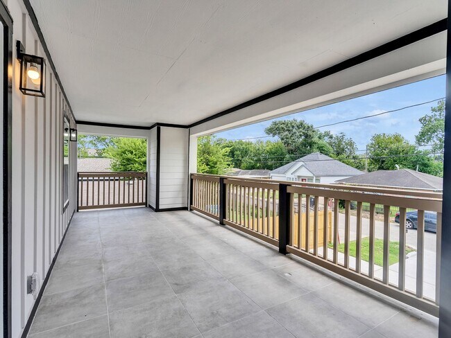 Building Photo - ? Spacious & Stylish 3-Bed Home – Garage I...