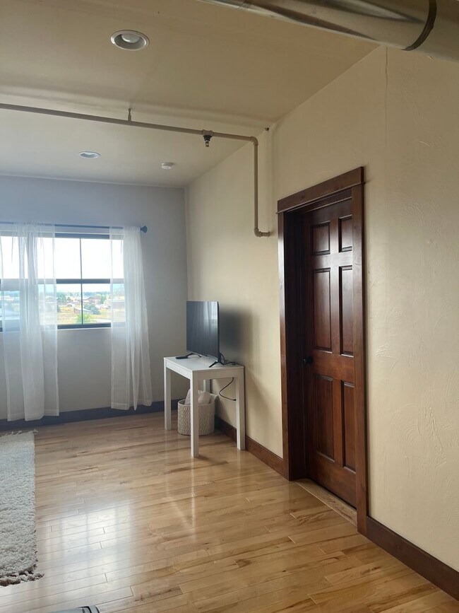 Building Photo - Elegant All Inclusive Fully Furnished Studio On Top Floor
