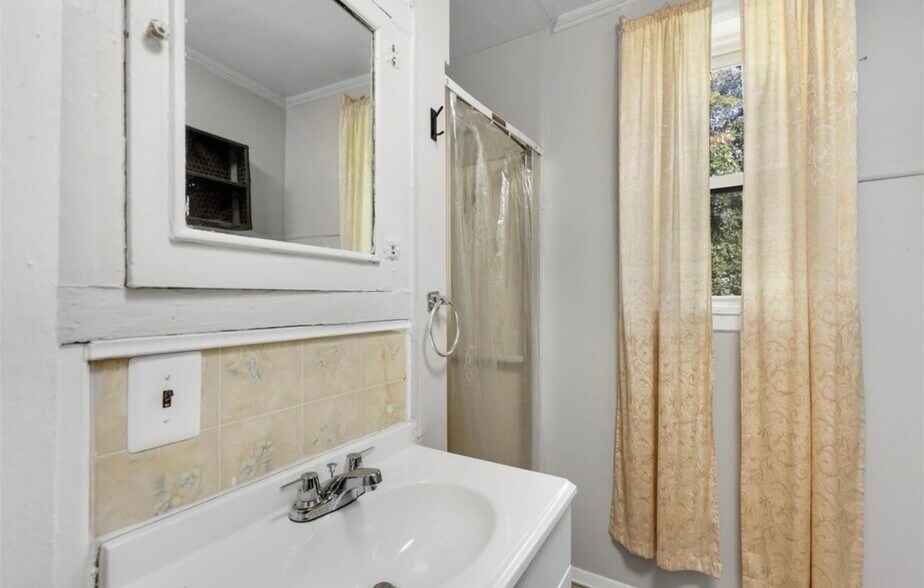 Bathroom - 11019 Lozier Ave