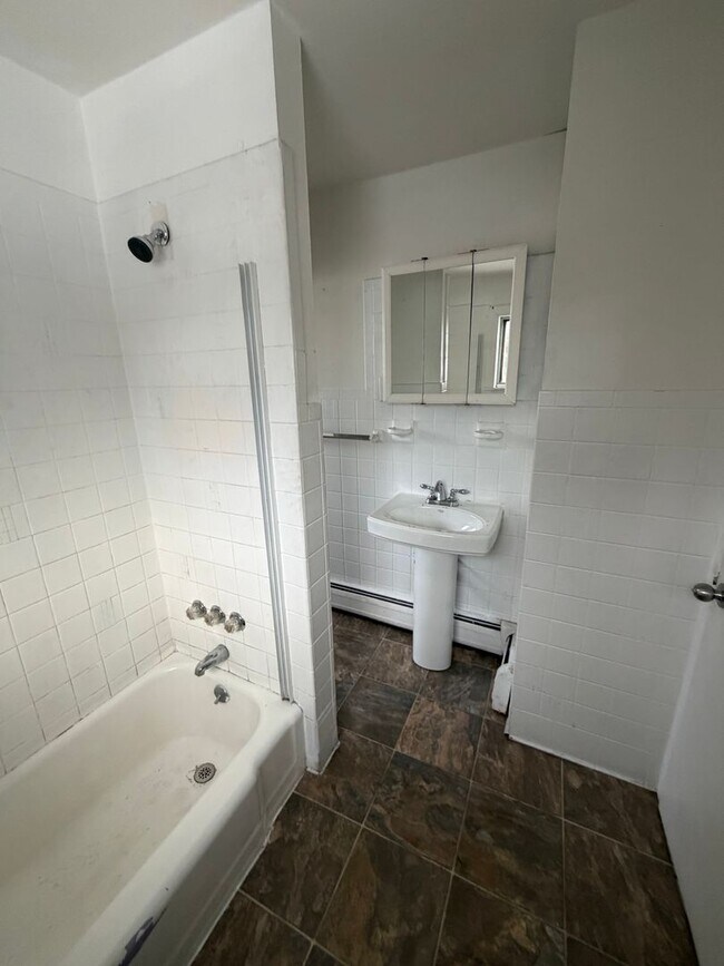 Building Photo - Single Family 3 Bedroom - Half Off 1st Months Rent