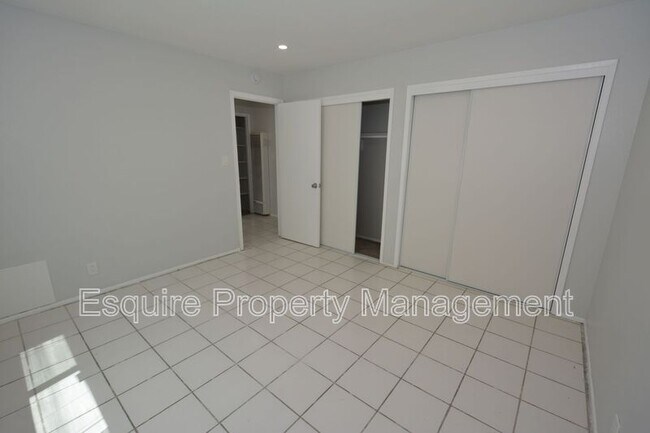 Building Photo - 951 W Cedar Ct