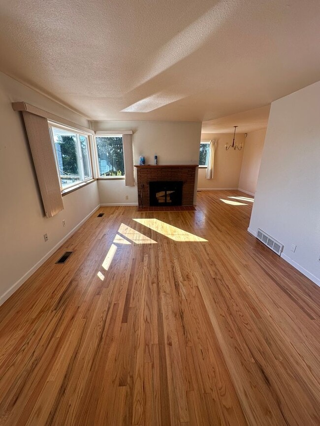 Building Photo - 3 Bedroom 1 bathroom home in Mukilteo