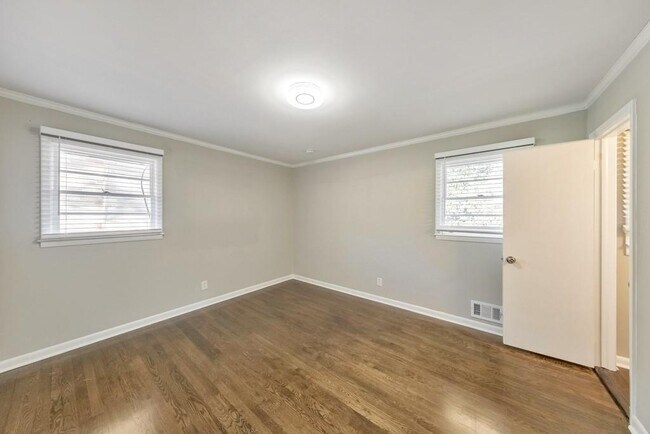 Building Photo - 909 Rosedale Dr