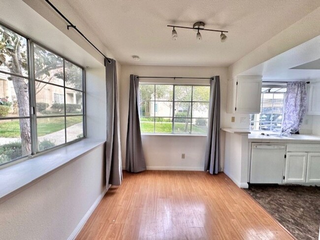 Building Photo - Cozy Calabasas Gated Community Condo