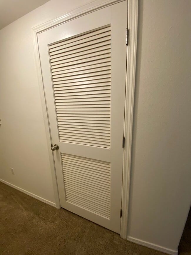 Building Photo - Centrally Located Downstairs Condo in the Oak Creek Villas