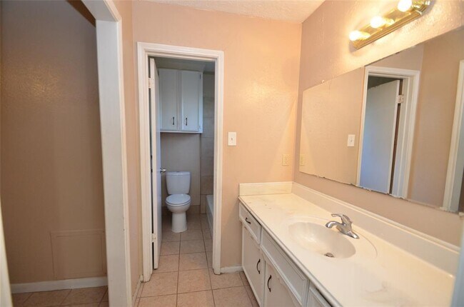 Building Photo - 439 Breeze Park Dr
