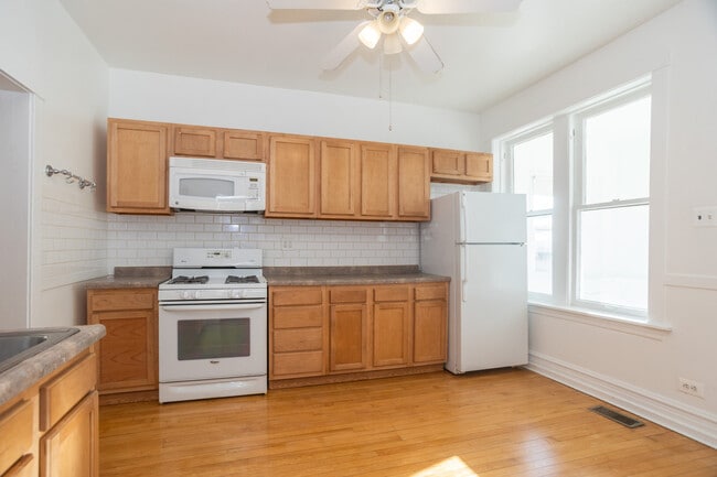 Building Photo - 3033 W Gunnison St