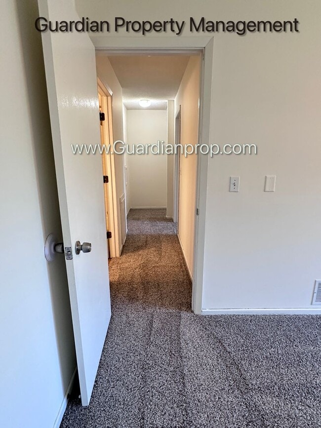 Building Photo - Renovated Burnsville Town Home, 2 Car Garage, W/D in Unit, Walk Out Patio, Dishwasher