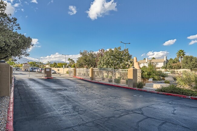 Building Photo - 1908 Mountain Hills Ct