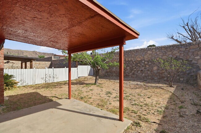 Building Photo - 3-Bedroom Duplex with Refrigerated AC.