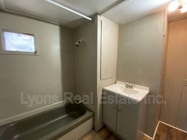 Building Photo - 4900 Tice St