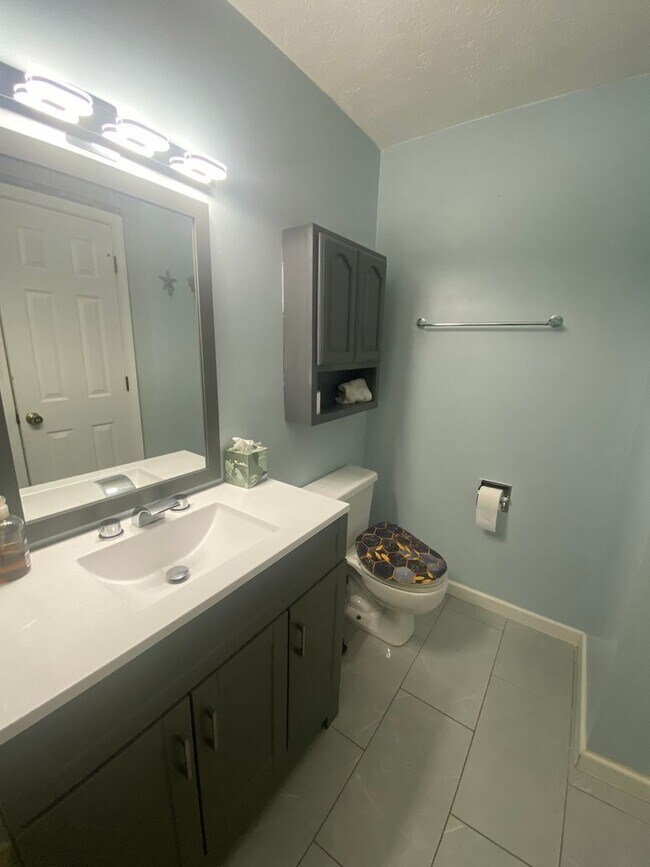 Building Photo - Semi-Furnished 2-Bedroom Condo at Eagle Pointe