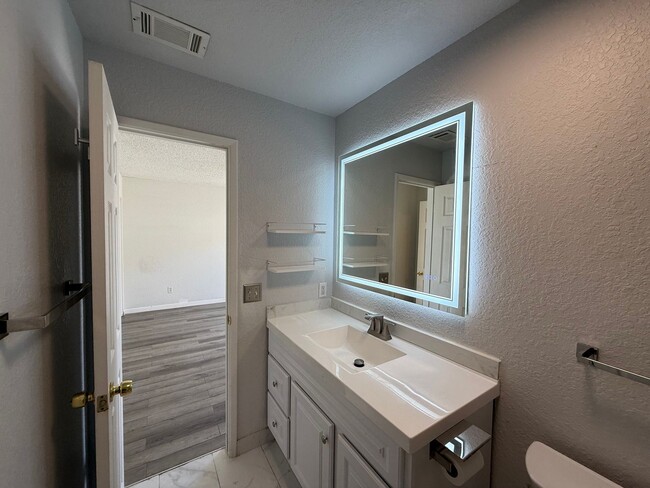 Building Photo - Two-bedroom single story in NW Modesto!