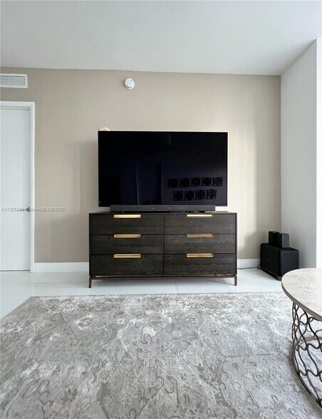 Building Photo - 15811 Collins Ave