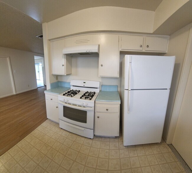 Building Photo - 4 bed 2 bath spacious home with 2 car garage in SLO!