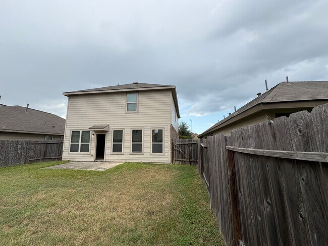 Building Photo - 4B2.5B Warm & Spacious Home in Remington R...