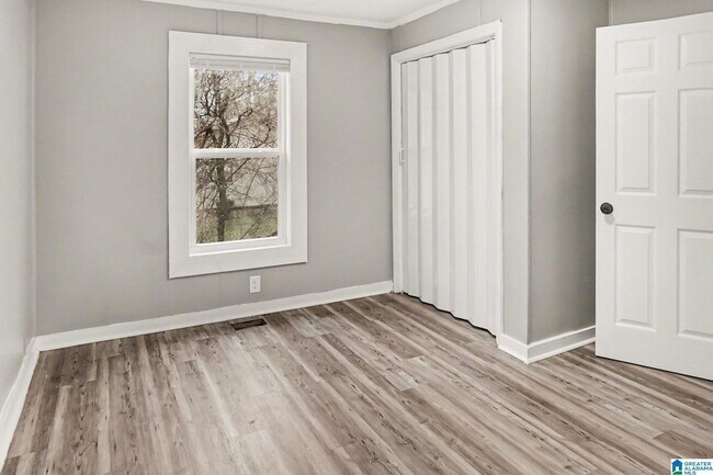 Building Photo - 3640 Wenonah Rd SW