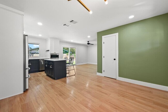 Building Photo - 2307 Deadwood Dr