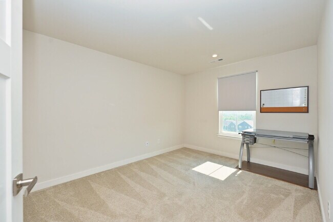 Building Photo - Rent to Own Option - Beautiful, like new 3BR/2.5BA townhouse in Goodlettsville