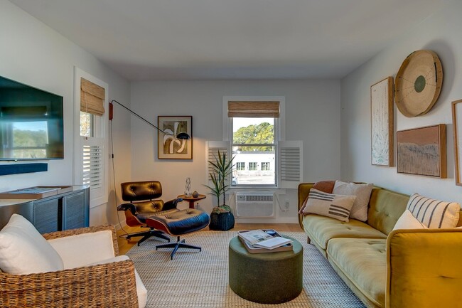 Primary Photo - 2057 Middle St