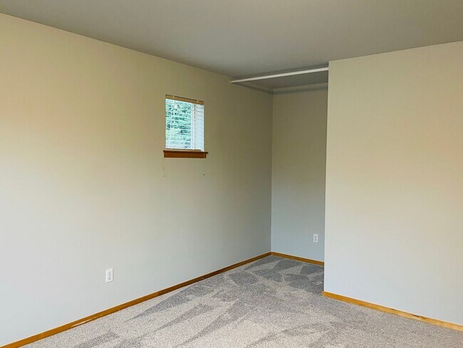 Building Photo - In town Poulsbo...close to everything! Bri...