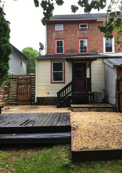Cozy private patio and deck with large fenced in yard. - 817 W Bridge St