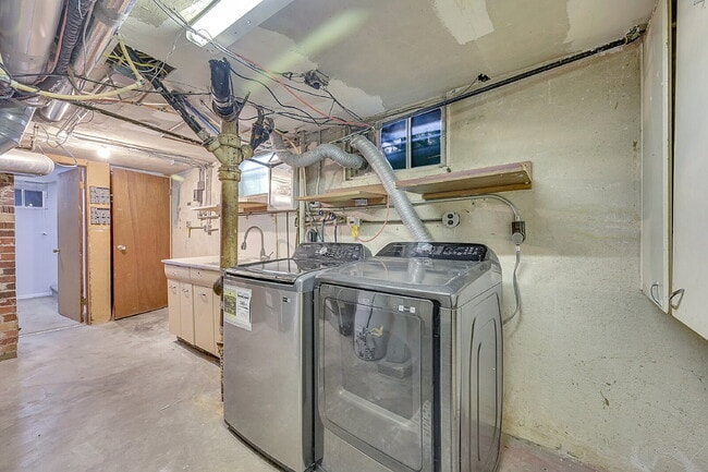 Building Photo - $2,695 - 3 Bed, 1 Bath Updated Home in Den...