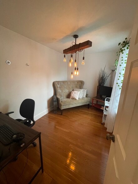 Building Photo - 14 Oak St