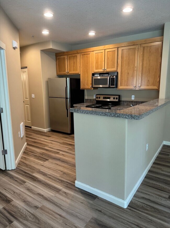 Building Photo - Beautiful 1br Condo in Sherwood. End unit ...