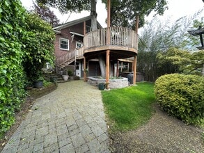 Building Photo - 1126 18th Ave E