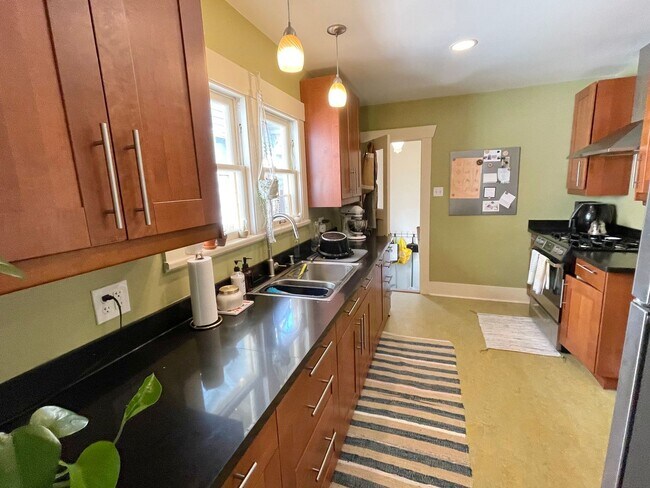 Building Photo - Lovely Craftsman in the Heart of Ballard / Phinney