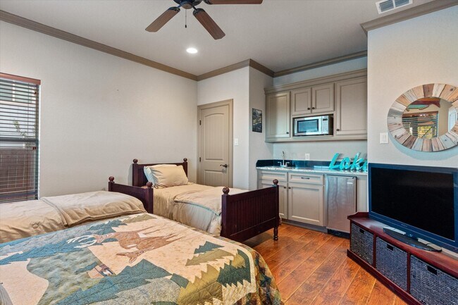 Building Photo - 785 Lake Forest