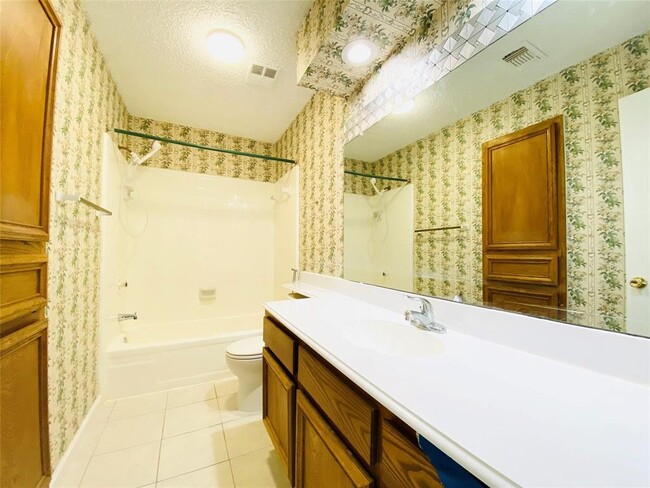 Building Photo - 16118 Pasadero Dr