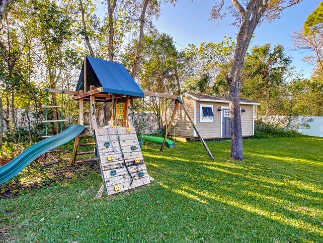 Building Photo - 762 S Beach St