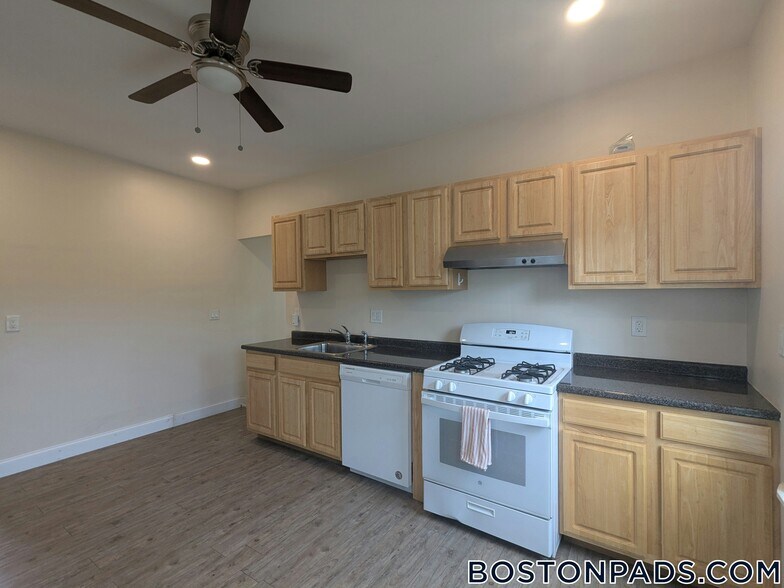 Building Photo - 175 River St