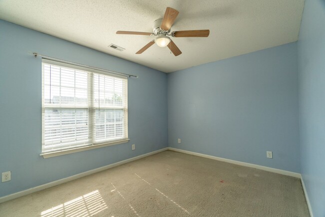 Building Photo - Townhome in a great location!