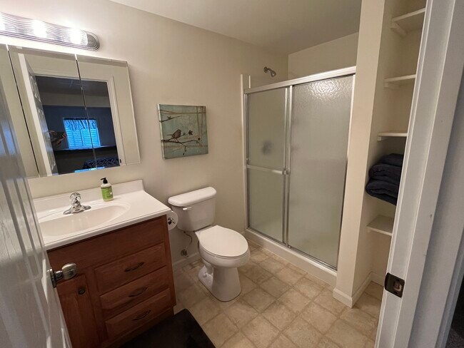 Building Photo - 722 Dolores Ln