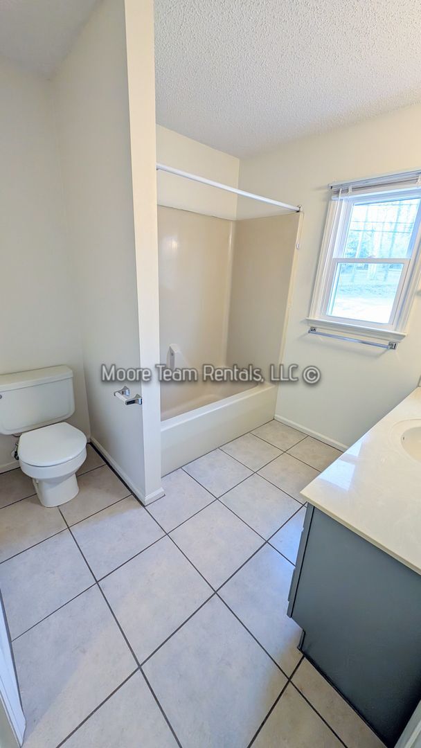 Building Photo - 2/2 & Office - Spacious Duplex