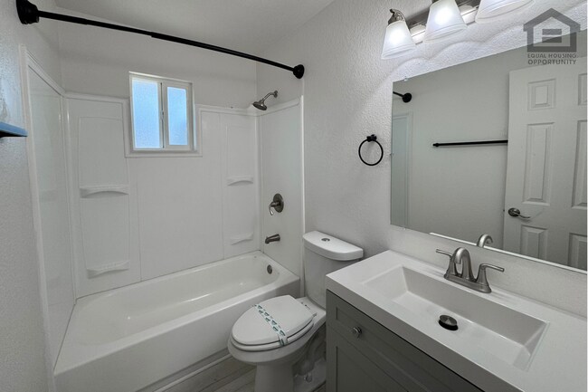 Building Photo - 1325 N 48th St