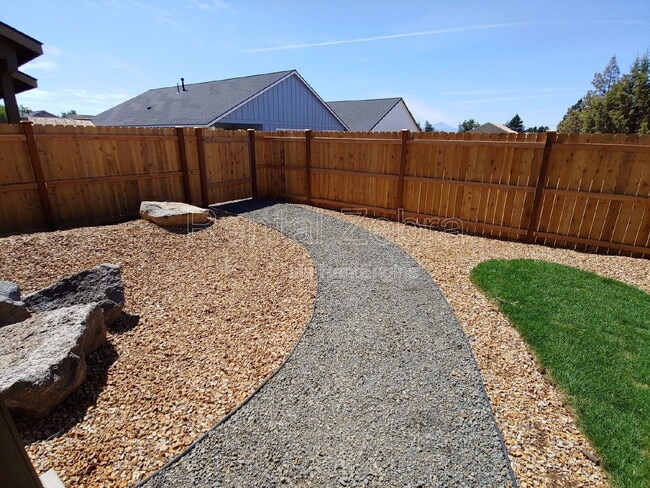 Building Photo - 921 NW Oak Ln